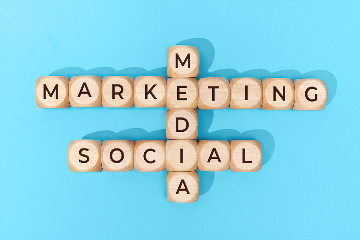 Puzzle de palavras que diz: Marketing Social Media
